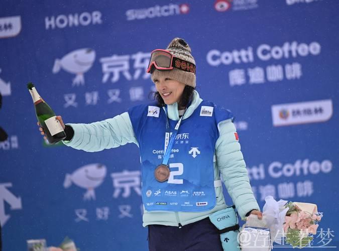 蔡雪桐在U型场地世界杯单板滑雪中夺得季军